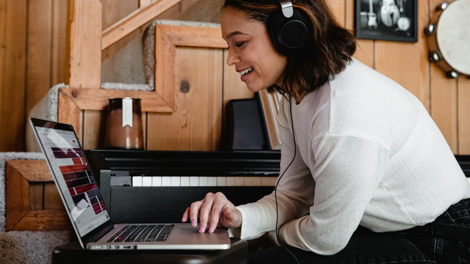 Accessible sites work with keyboards, screen readers, zoom and captions. Photo by Soundtrap on Unsplash